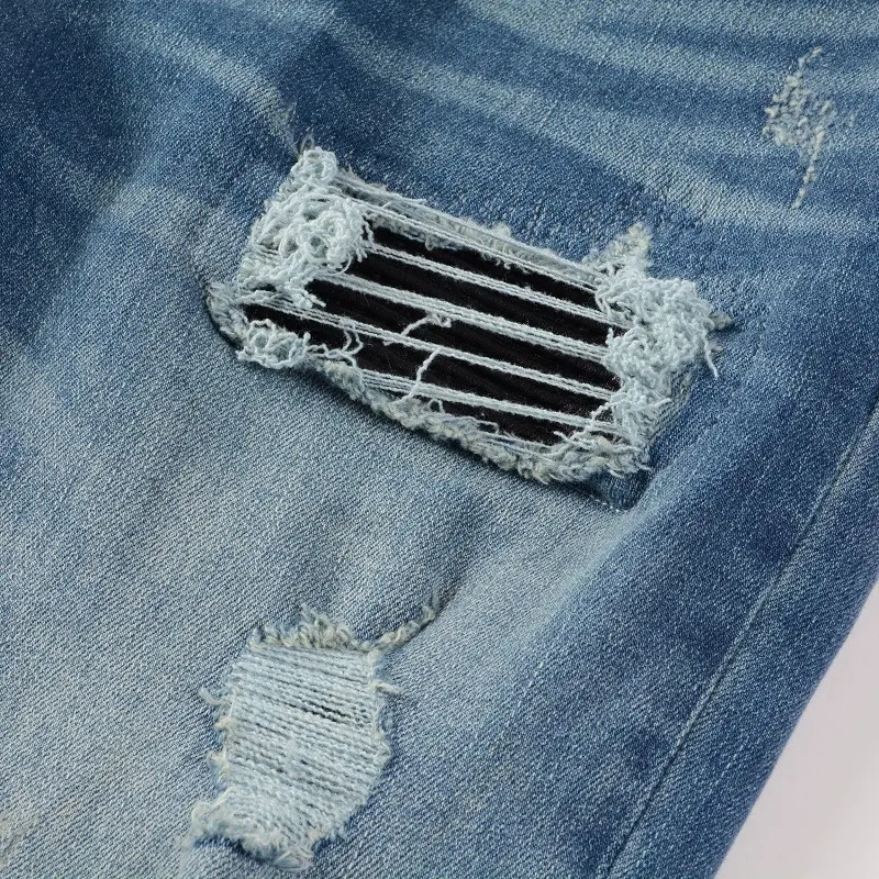 Title 12, Jeans de hombre desgastados con parches de cuer...