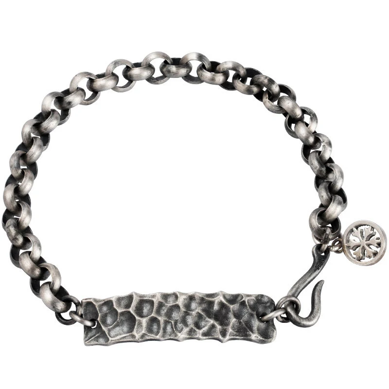 Pulseira S925 prata com design de martelo, moderna e estilosa. Padrão martelado que adiciona textura e charme, perfeita para uso diário ou presente. — foto 1