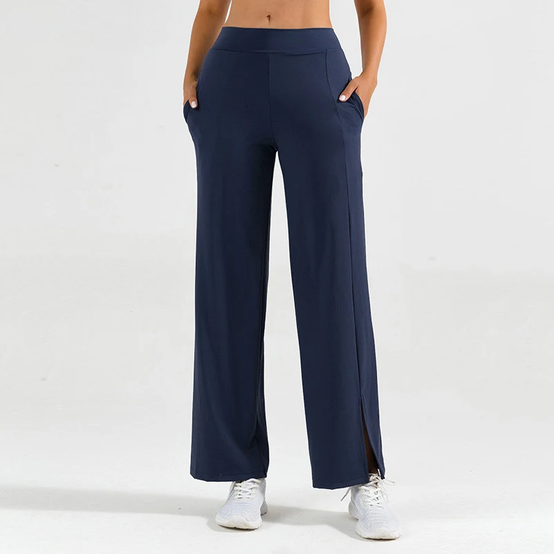 Ženske sportske joga pantalone sa širokim zvonastim nogavicama i šlicem. Udobne i moderne za trening i slobodno vreme. — foto 7