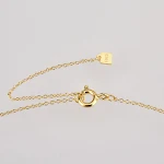 Colar com pingente de anel de pedra oval em prata esterlina. Elegância atemporal para o dia a dia e ocasiões especiais. Um toque de sofisticação. — foto 10