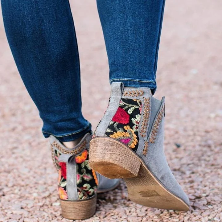 Botas nude bordadas estilo britânico — foto 2