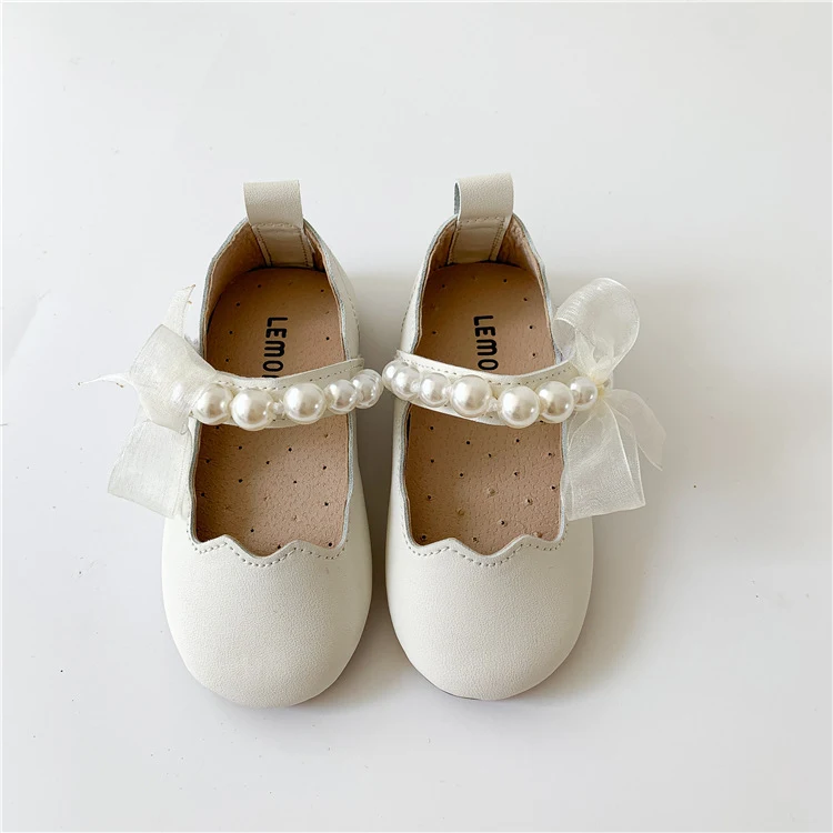Scarpe da principessa per bambina con suola morbida, perla e fiocco. Perfette per occasioni speciali, comode ed eleganti. — foto 8