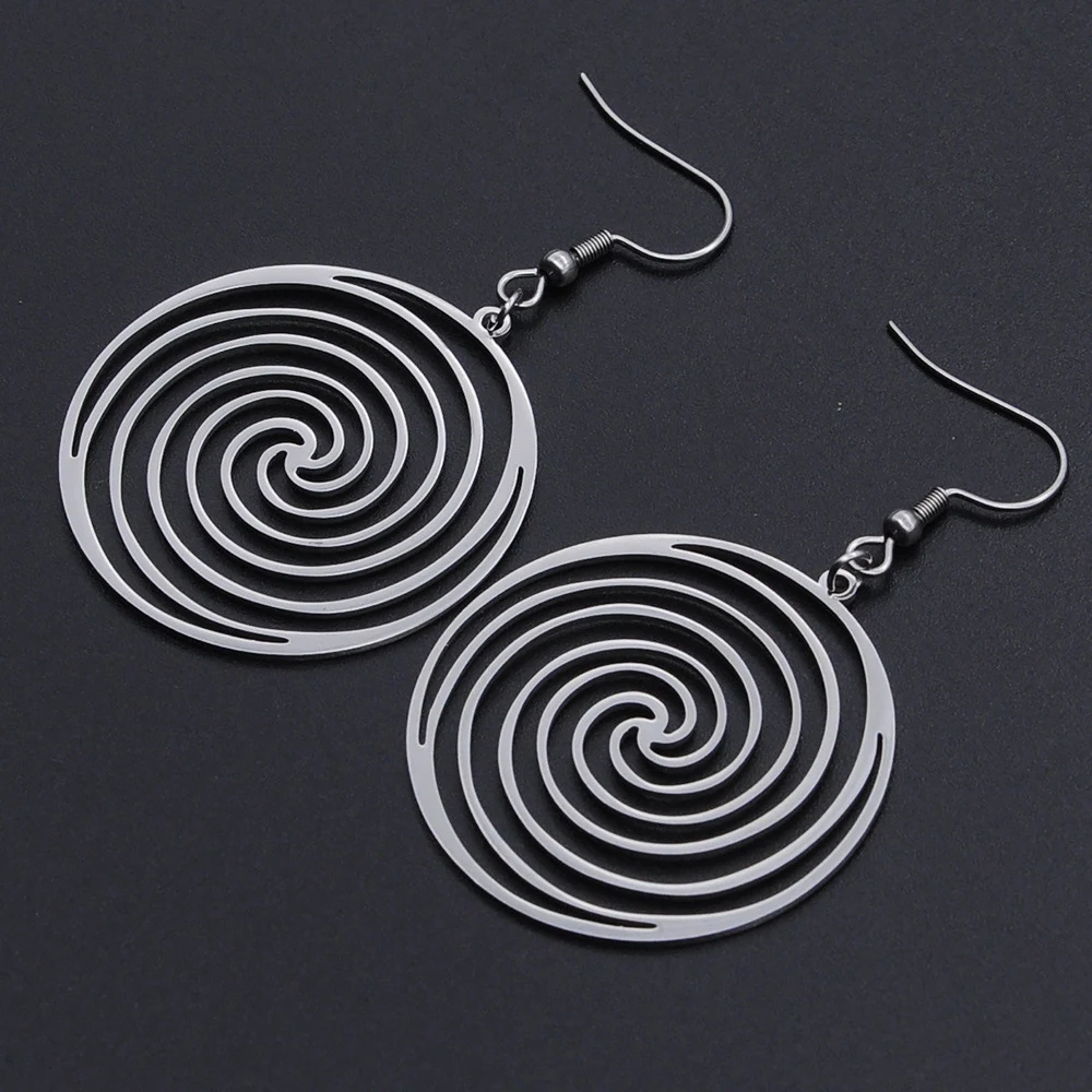 Brincos com padrão espiral de geometria vazada. Design moderno e elegante para diversas ocasiões. Leves, confortáveis e que realçam seu estilo. — foto 4