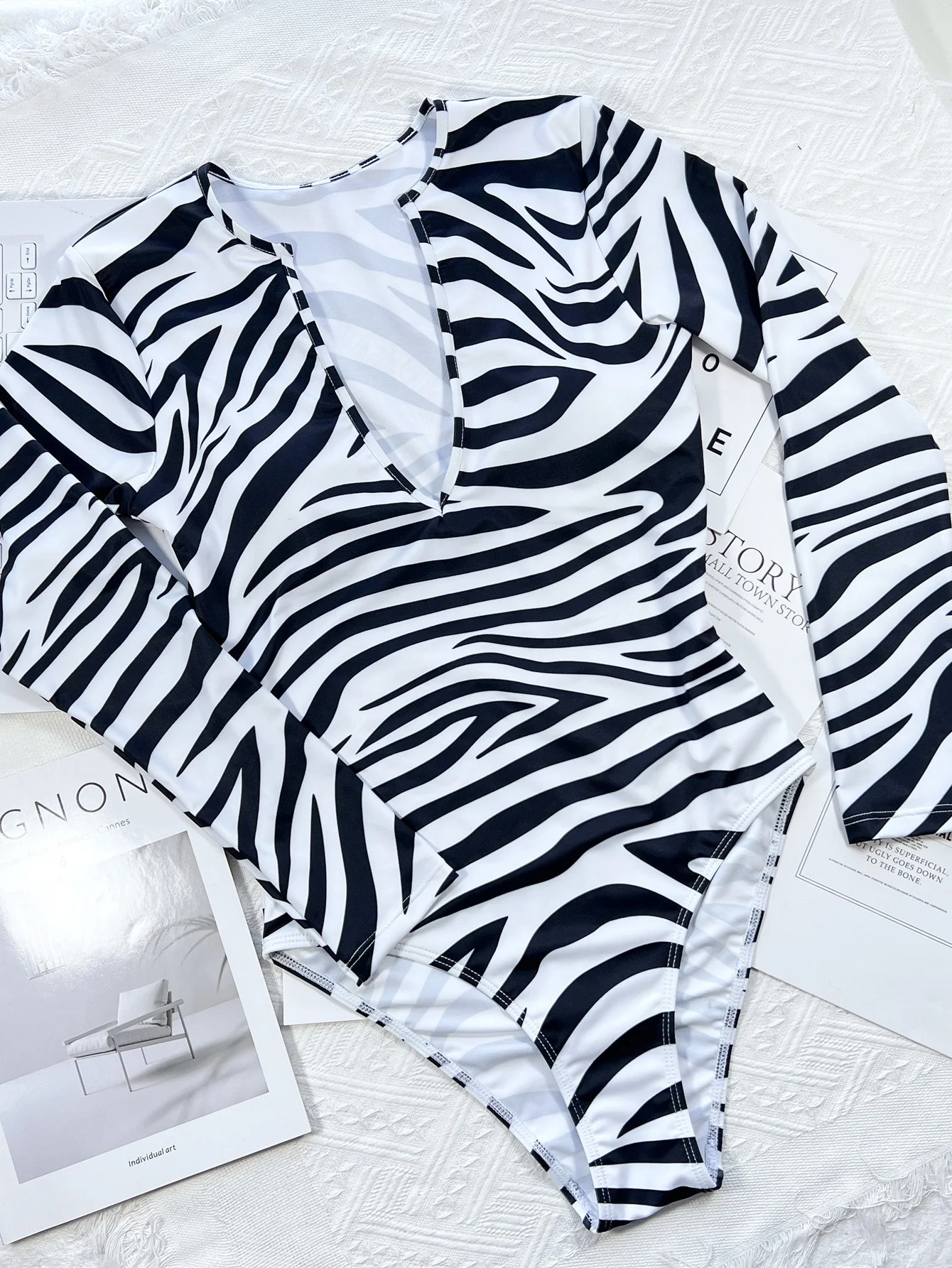 Title 4, Ženski jednodelni kupaći kostim Deep V Zebra uz...