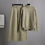 Conjunto feminino elegante e moderno, com suéter drapeado de malha e calças de perna larga, perfeito para um visual fashion. — foto 25