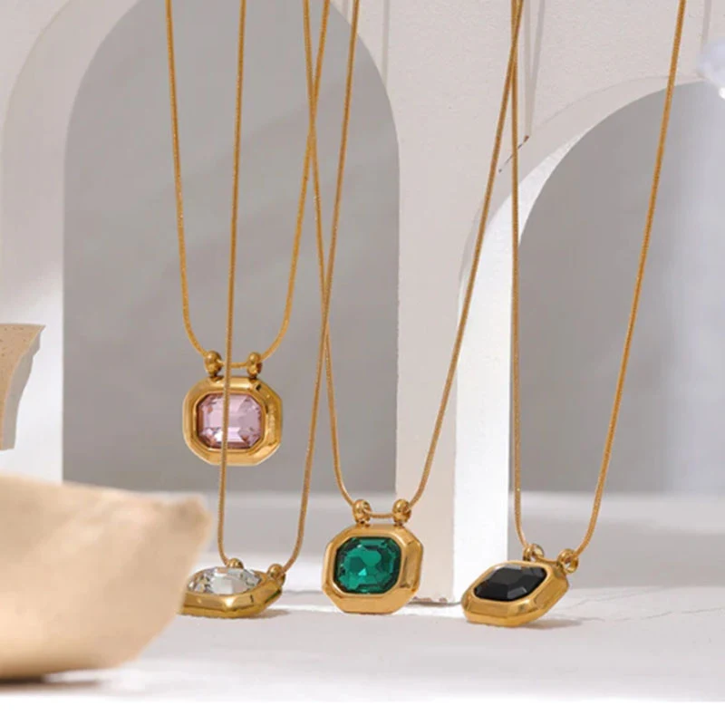 Colar de aço inoxidável com corrente de cobra, pingente de zircônia deslizante e banho de ouro 18K, sofisticação elegante. — foto 5