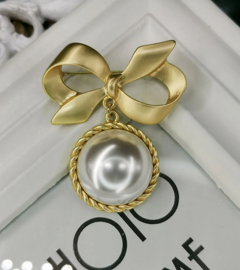 Spilla con fiocco dorato opaco e grande perla, stile Europa e America, un accessorio elegante per ogni occasione — foto 4
