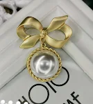 Spilla con fiocco dorato opaco e grande perla, stile Europa e America, un accessorio elegante per ogni occasione — foto 4