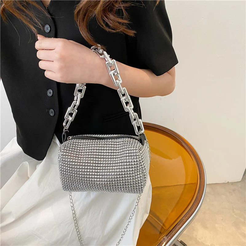 Bolsa de mão feminina com design simples de corrente para o verão. Leve, elegante e ideal para complementar seus looks de verão com sofisticação e estilo. — foto 2