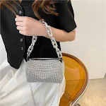 Bolsa de mão feminina com design simples de corrente para o verão. Leve, elegante e ideal para complementar seus looks de verão com sofisticação e estilo. — foto 2