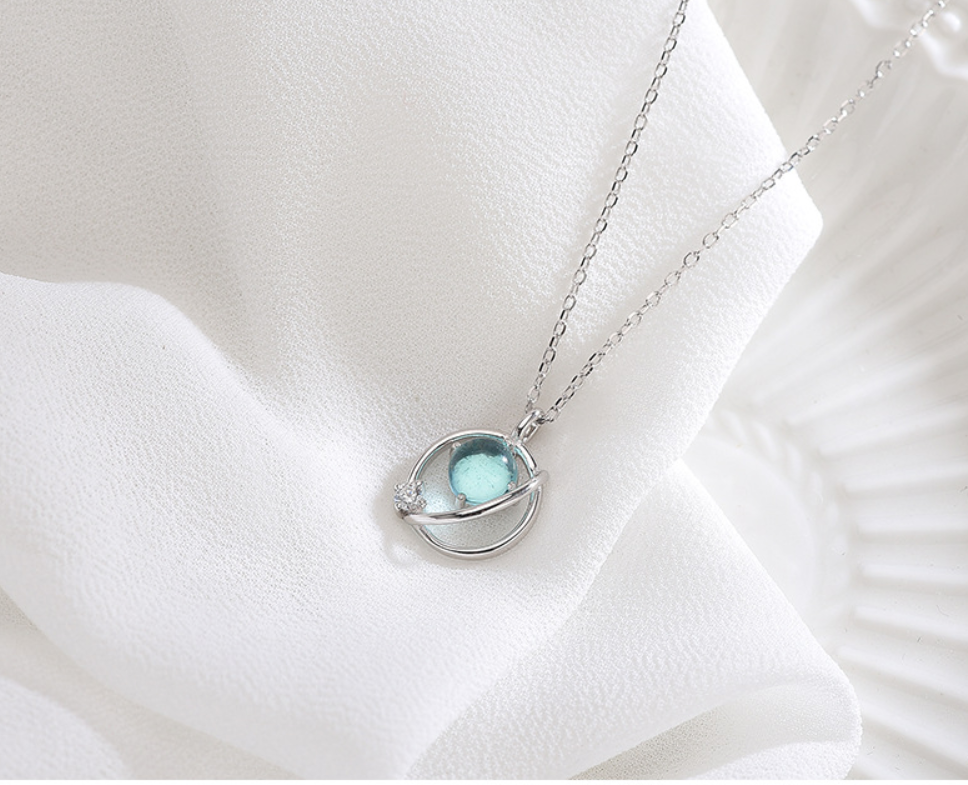 Colar com pingente de corrente clavicular, um acessório delicado e elegante que realça o seu decote com estilo e sofisticação para qualquer ocasião. — foto 8