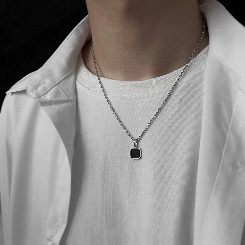 Colar quadrado preto de aço titânio para homens, estilo hip-hop fashion. Design moderno e resistente para um visual marcante. — foto 12
