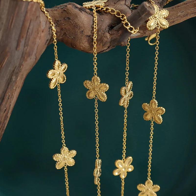Conjunto Niche de pulseira e colar com flores redondas. Adicione um toque floral elegante ao seu visual, perfeito para o dia a dia. — foto 6