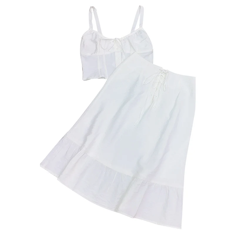 Completo donna retrò francese sexy, top bianco con bretelle e gonna. Un look elegante e seducente, perfetto per serate speciali e occasioni importanti. — foto 3