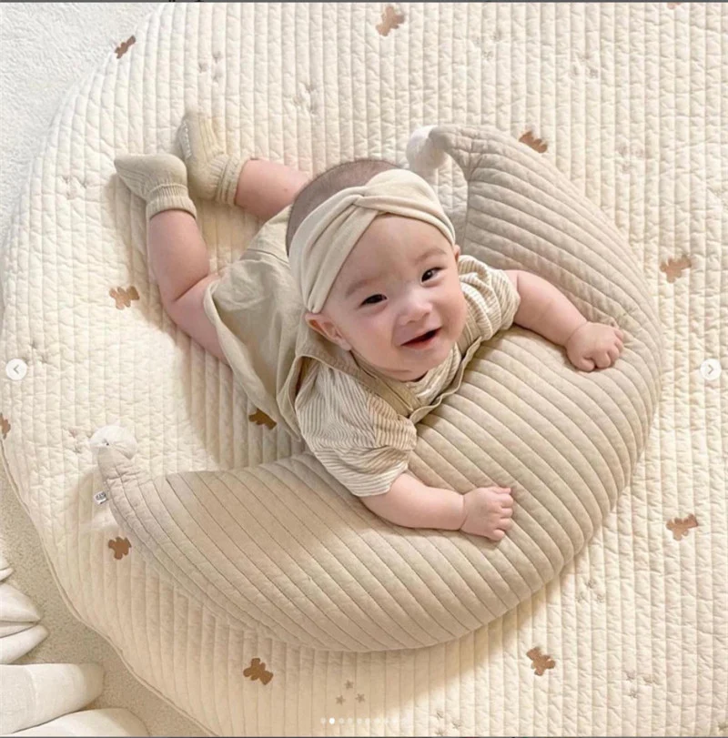 Almofada Lua de Algodão com Bola de Pelo para Bebê, Removível e Lavável, ideal para Amamentação e Conforto. — foto 11