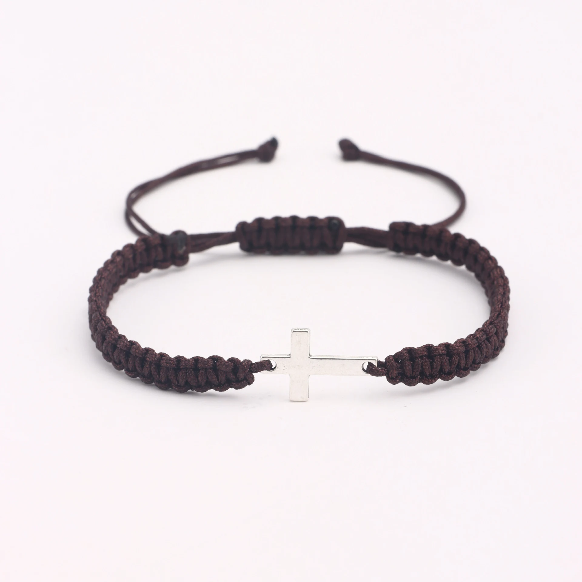 Pulseira cruzada colorida com design simples e moderno. Um acessório de moda para usar diariamente. Adicione estilo e sofisticação ao seu visual. — foto 15