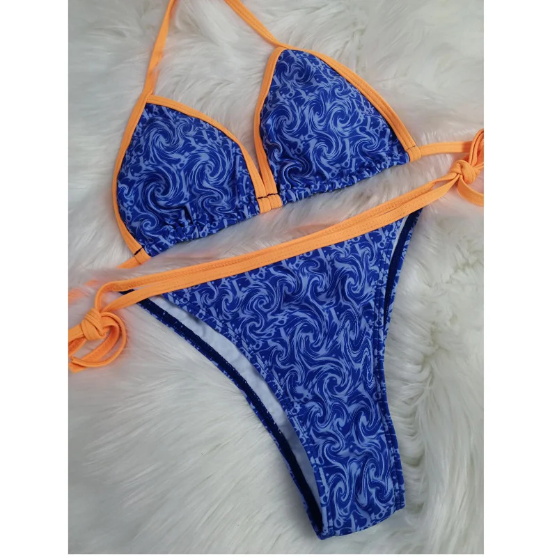 Farbgeteilter Triangel-Bikini für Damen, ideal für Strand und Pool. Bietet einen stilvollen Look und angenehmen Tragekomfort im Sommer. — foto 1