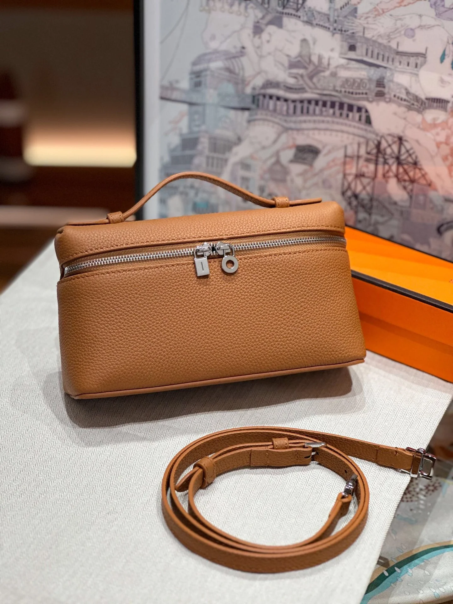 Bolsa de couro legítimo com alça transversal para um ombro. Leve seus pertences com estilo e praticidade no dia a dia. — foto 1
