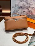 Bolsa de couro legítimo com alça transversal para um ombro. Leve seus pertences com estilo e praticidade no dia a dia. — foto 1