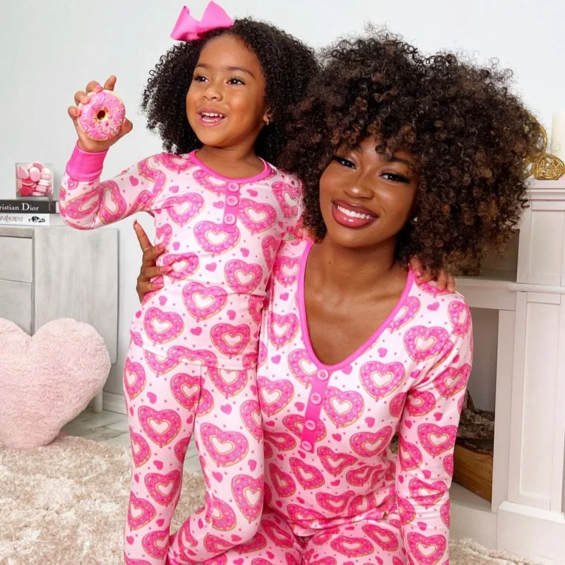 Pigiama tempo libero stampa cuore San Valentino, abbigliamento bellezza, completo genitore-figlio. Perfetto per relax e celebrare l'amore in famiglia. — foto 1