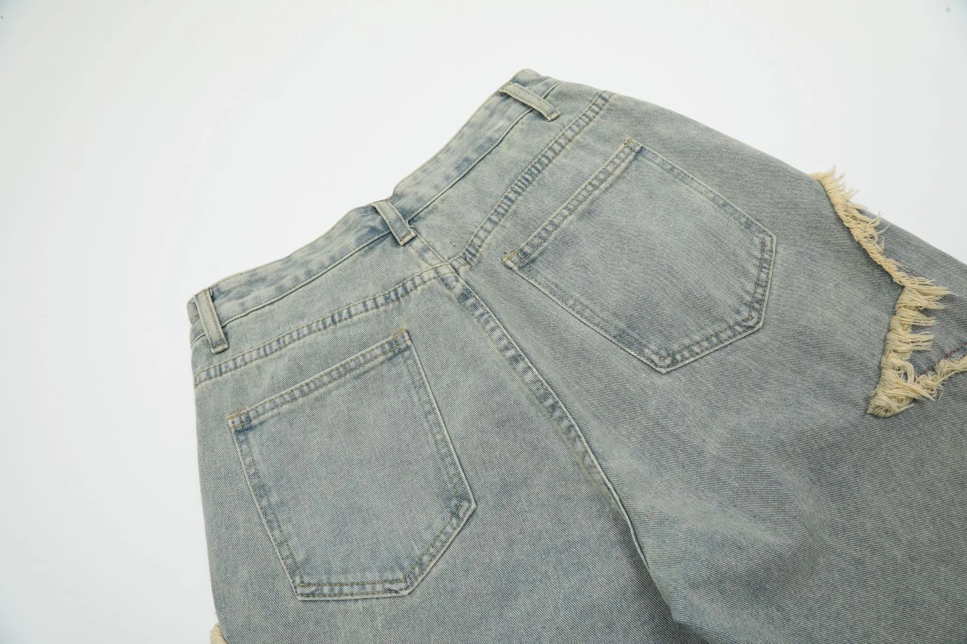 Yıkanmış ve keskinleştirilmiş, yırtık delikli denim şort. Yaz için rahat ve havalı bir görünüm. Günlük kullanım için ideal. — Fotoğraf 6
