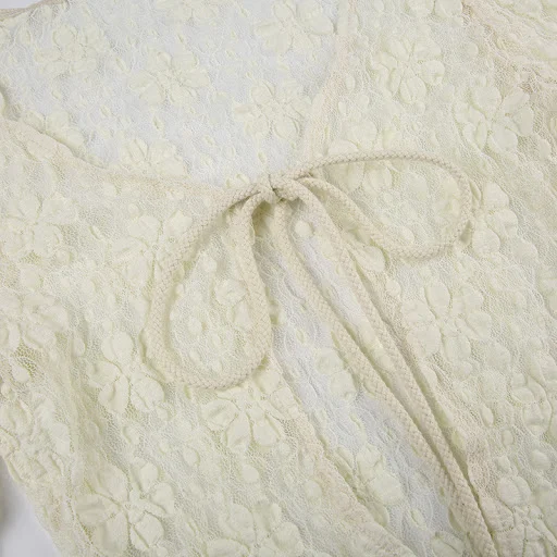 Title 5, Vestido com suspensórios e recortes de renda Um...