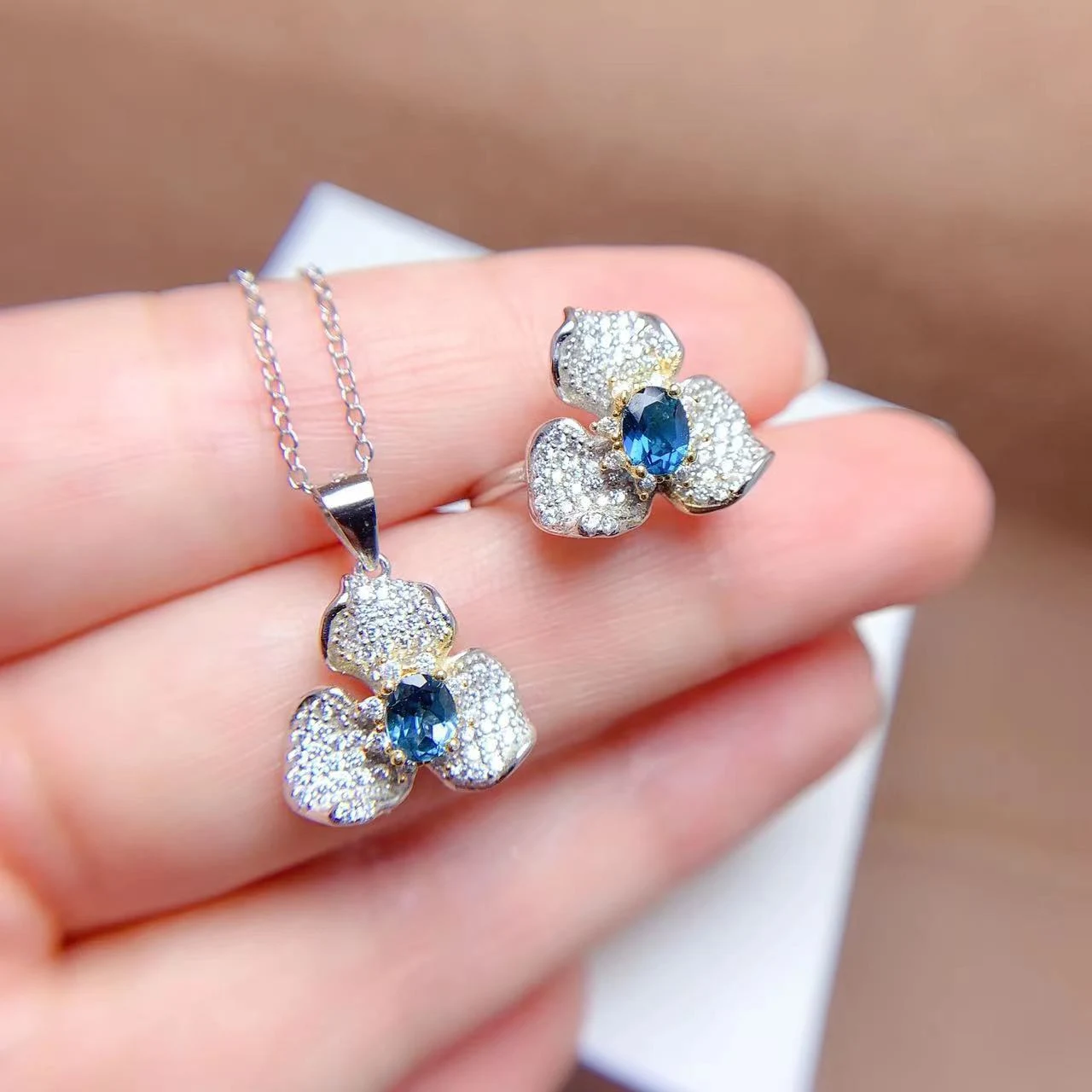 Conjunto de colar de topázio azul de Londres natural com banho de prata 925 e incrustações de ouro 18K. Sofisticação e beleza. — foto 5