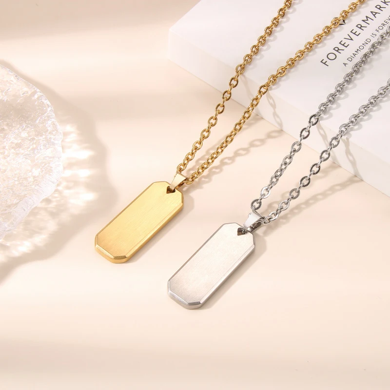 Colar com placa de nome em aço inoxidável. Um acessório simples e elegante para personalizar seu estilo ou presentear alguém especial. — foto 21
