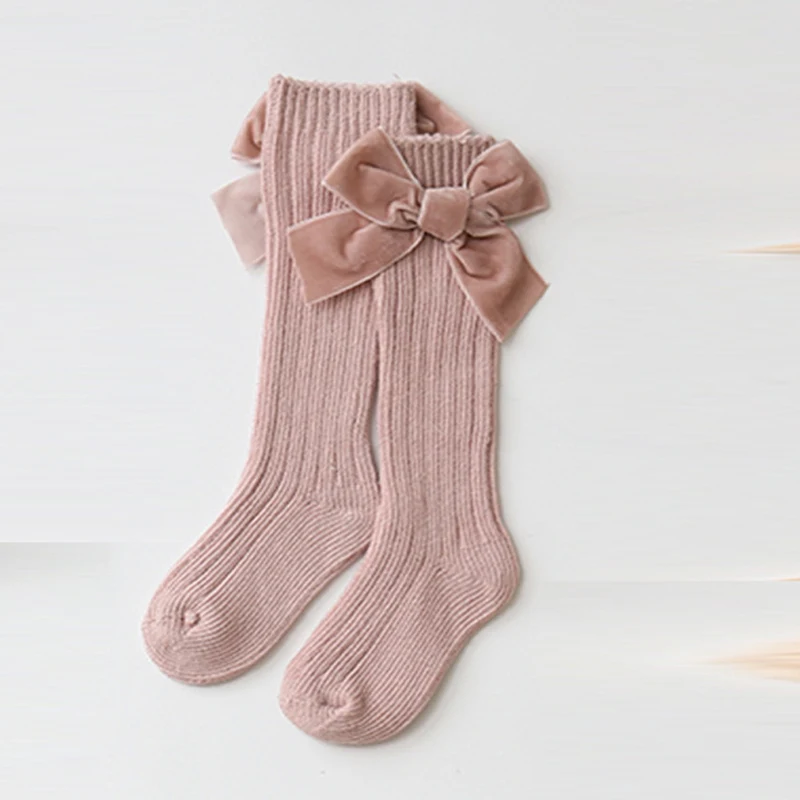 Wollsocken für Babys mit Schleife, kuschelig warm und bezaubernd. Schützen kleine Füße vor Kälte und sehen dabei entzückend aus. Perfekt für Neugeborene. — foto 7
