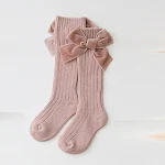 Wollsocken für Babys mit Schleife, kuschelig warm und bezaubernd. Schützen kleine Füße vor Kälte und sehen dabei entzückend aus. Perfekt für Neugeborene. — foto 7