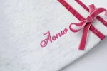 Saia feminina com bordado e laço, perfeita para diversas ocasiões. O detalhe de emenda valoriza a silhueta e adiciona charme. — foto 1