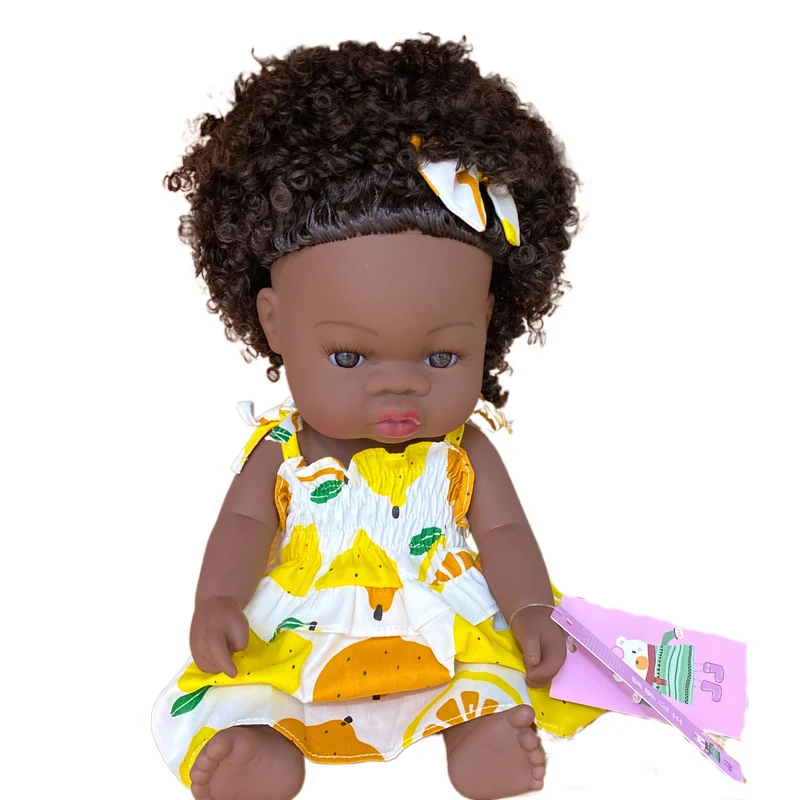 Boneca negra fofa com saia de fruta macia, um brinquedo adorável para abraçar e brincar, perfeito para crianças e colecionadores. — foto 4
