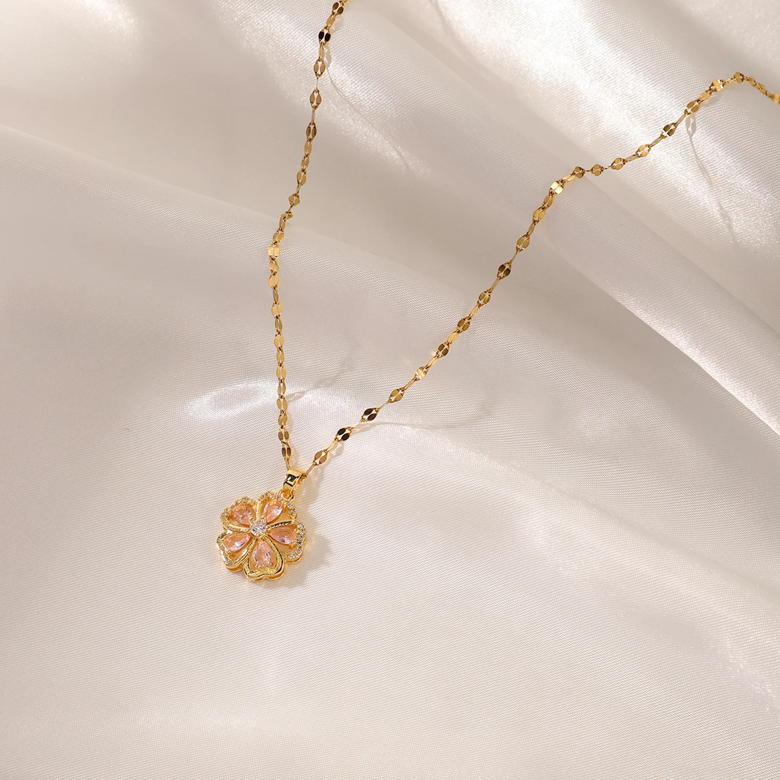 Colar com pingente de flor de zircônia rosa e vermelha, design luxuoso e novo. Ideal para realçar o seu temperamento e elegância. — foto 2