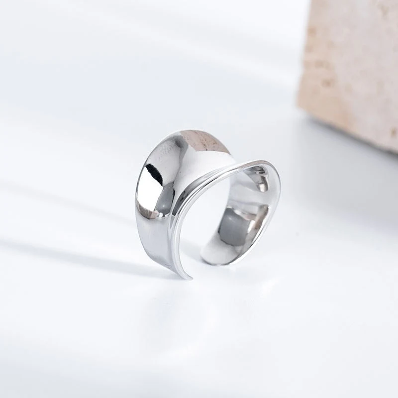Anel feminino irregular côncavo em prata de lei S925. Design moderno e sofisticado, perfeito para diversas ocasiões. — foto 8