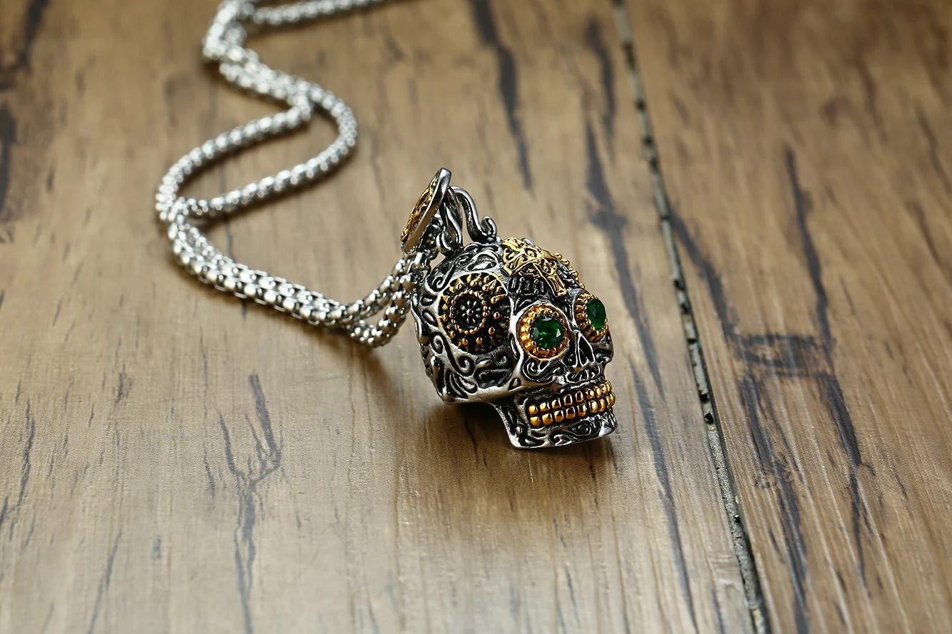 Colar masculino com pingente de caveira de cabeça fantasma de aço titânio e olho verde. Estilo ousado e marcante. — foto 6