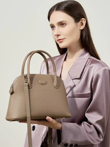 Title 4, Bolsa feminina versátil em couro bovino de prim...