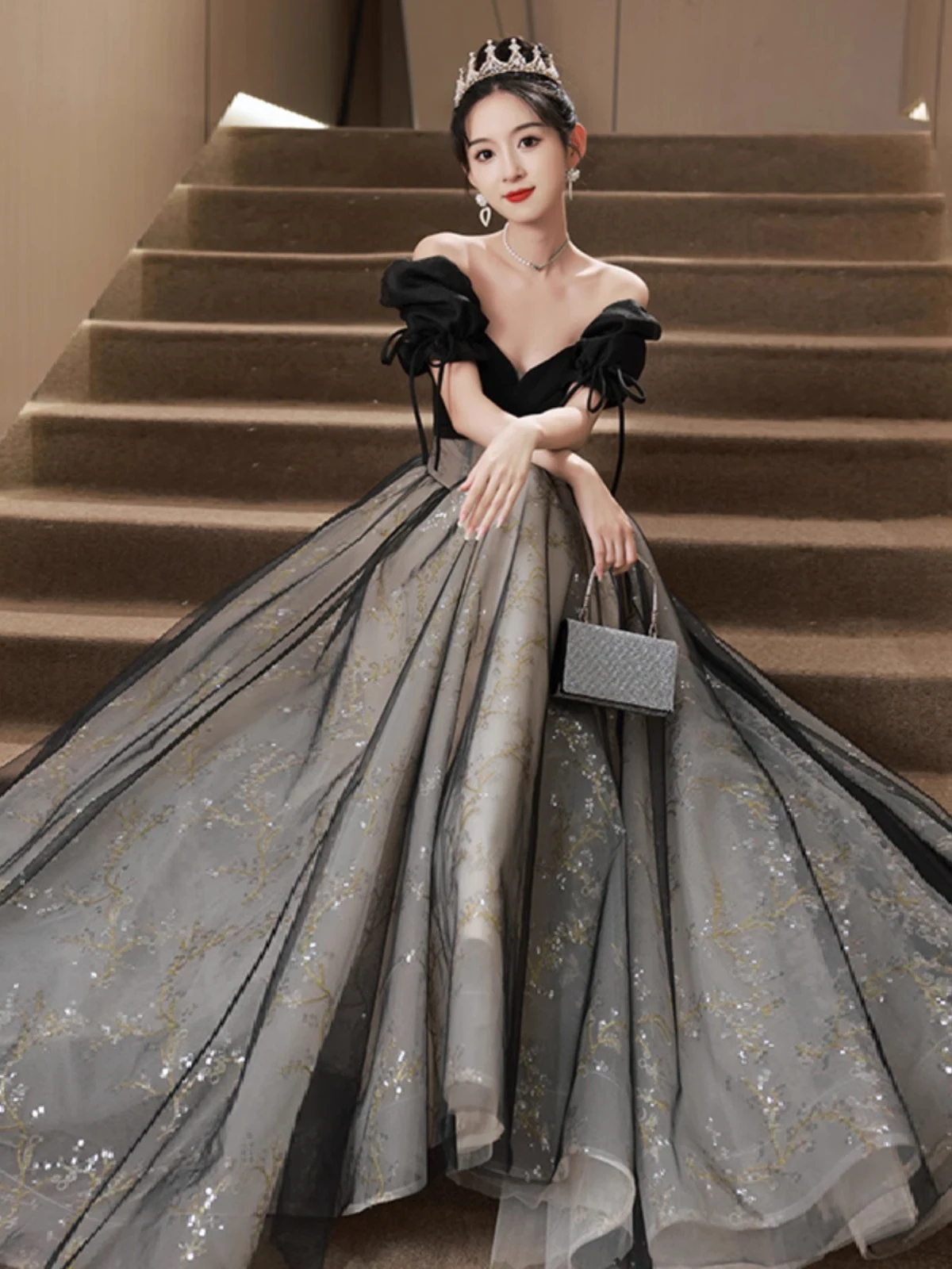 Off-shoulder avondjurk voor speciale gelegenheden. Ideaal voor verjaardagen en optredens. Princessen look en hoge klasse. — foto 10