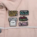 Persoonlijkheidsbroche met interessante Engelse letters en korte zinnen. Druk je stijl uit met deze unieke en charmante accessoire. — foto 9