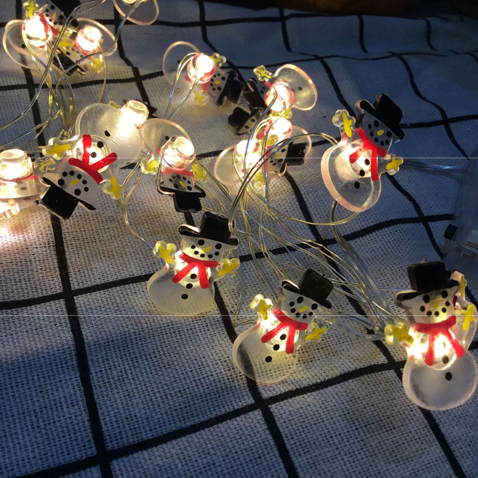 Luzes de Natal com cervo, boneco de neve e árvore de Natal, ideais para decorar e criar um ambiente festivo e aconchegante em sua casa. — foto 2