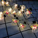 Luzes de Natal com cervo, boneco de neve e árvore de Natal, ideais para decorar e criar um ambiente festivo e aconchegante em sua casa. — foto 2