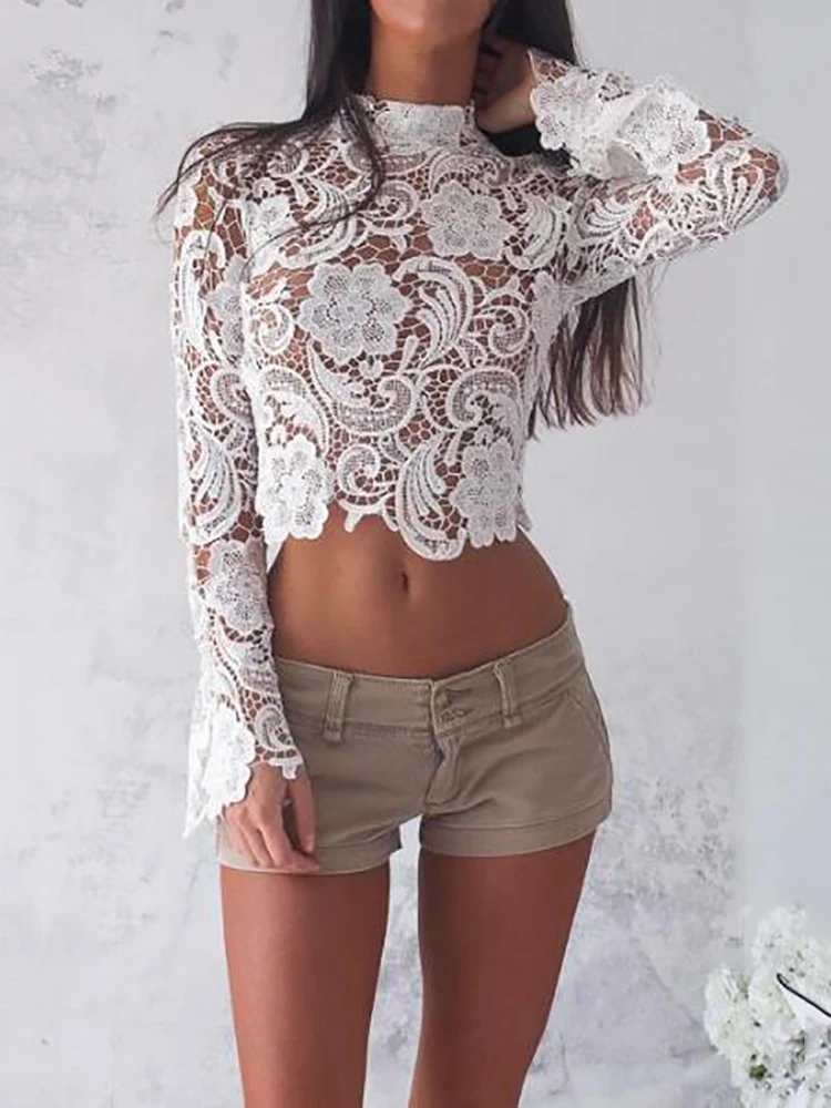 Čipkasti seksi kratki top dugih rukava za zavodljiv izgled. Idealno za večernje izlaske, kombinuje eleganciju i senzualnost. — foto 2