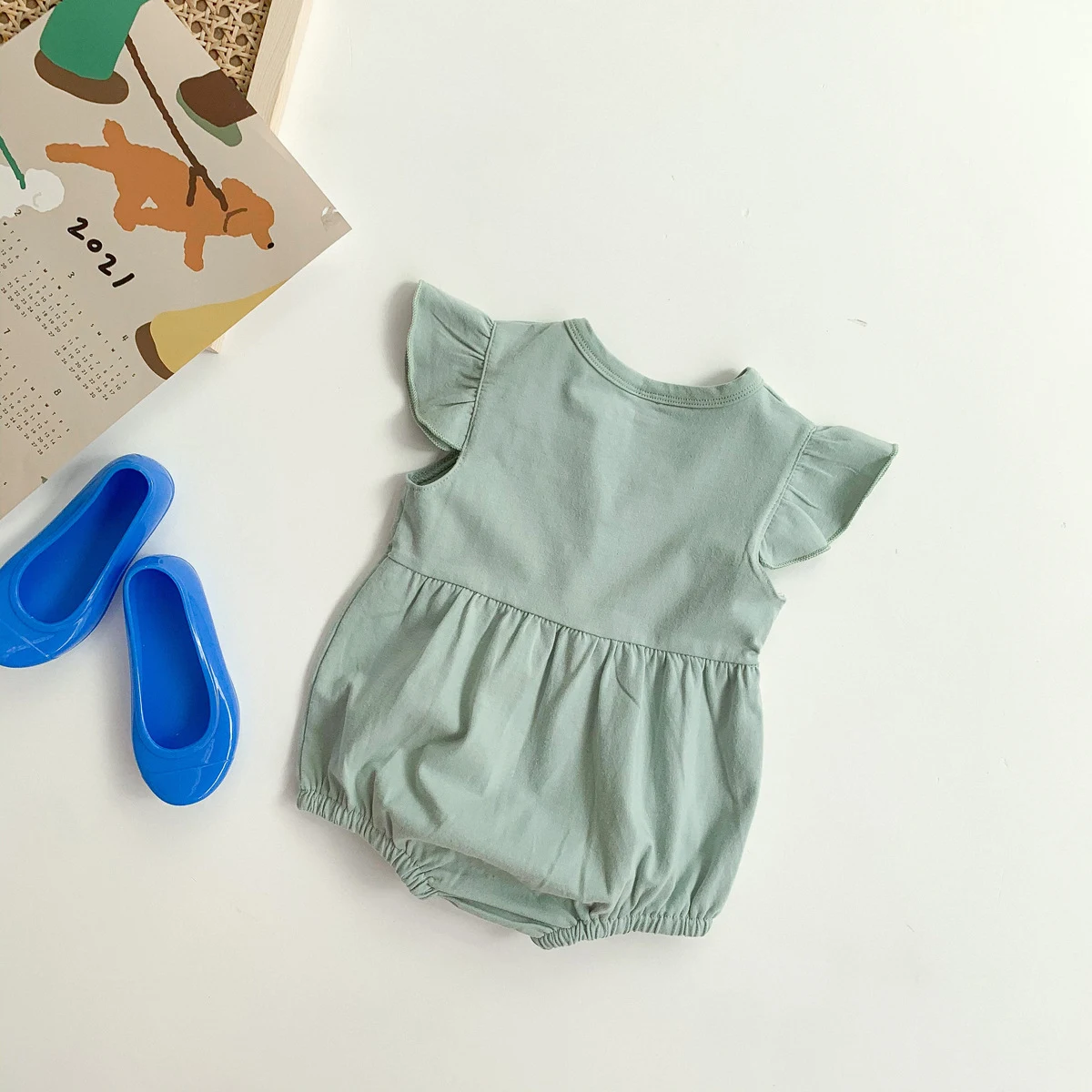 Macacão de princesa fofo com mangas com babados e design triangular. Conforto e estilo para sua princesa. — foto 6