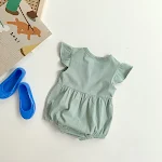 Macacão de princesa fofo com mangas com babados e design triangular. Conforto e estilo para sua princesa. — foto 6