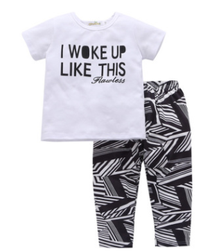 Zomer set voor meisjes, casual Europese en Amerikaanse stijl, korte mouwen t-shirt en katoenen broek, tweedelig. — foto 3
