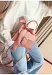 Schuine handtas met strik. Stijlvolle crossbodytas voor dames. Comfortabel en elegant, ideaal voor dagelijks gebruik en speciale gelegenheden. — foto 15