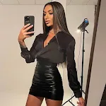 Saia lápis feminina plissada em PU de cor sólida, ideal para um visual elegante e moderno. Perfeita para o trabalho ou eventos especiais. — foto 1