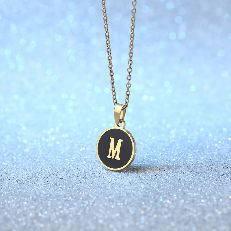 Colar com corrente em forma de O, Dourado com algarismos romanos. Um acessório que combina temperamento e elegância para looks sofisticados. — foto 34