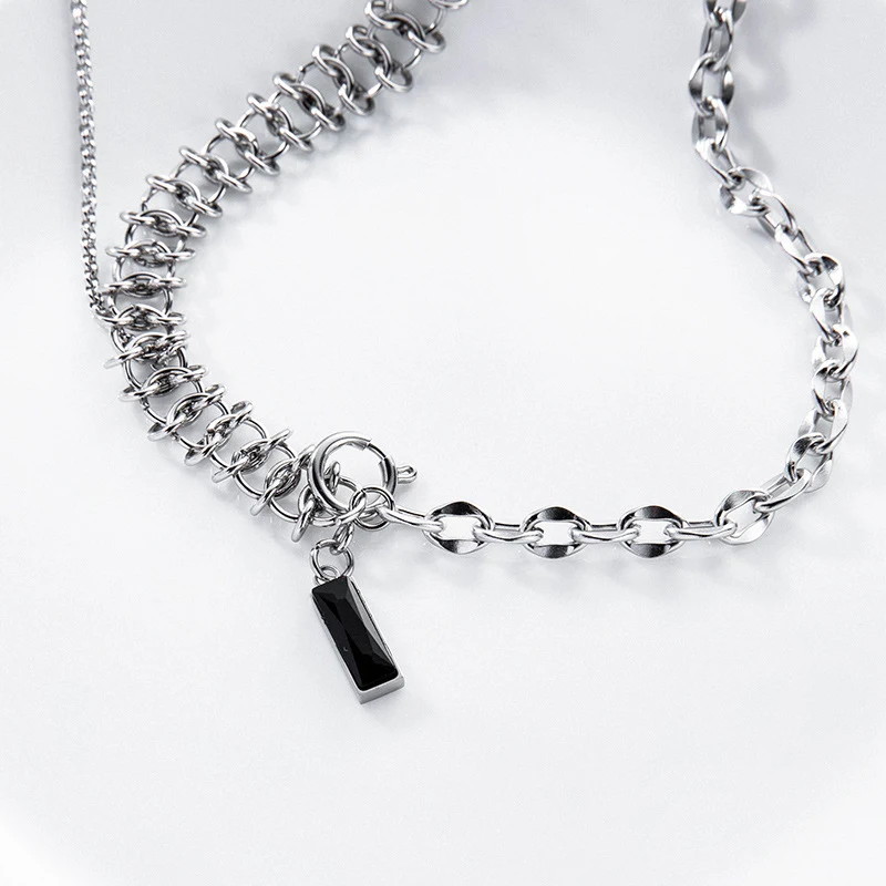Colar Negro com Design Destacável de Gema Elegância Versátil para Todas as Ocasiões. Mude seu estilo com facilidade. Joia única e sofisticada. Compre agora. — foto 3