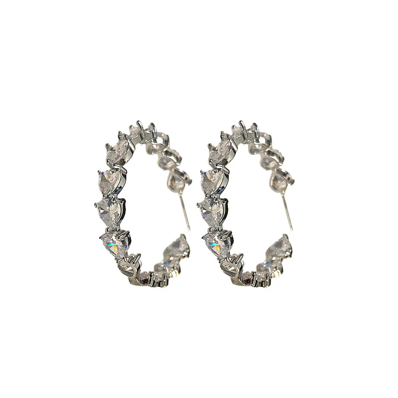 C-vormige oorbellen met hartvormige zirkonia's. Mode accessoire voor dames. Stijlvol en elegant. Perfect voor elke gelegenheid. — foto 3