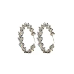 C-vormige oorbellen met hartvormige zirkonia's. Mode accessoire voor dames. Stijlvol en elegant. Perfect voor elke gelegenheid. — foto 3